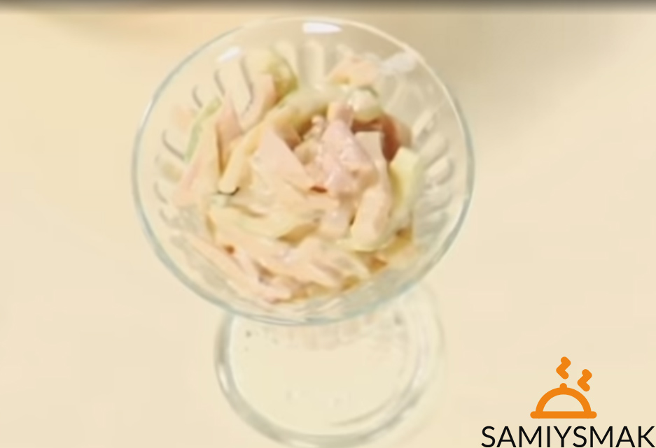 Салат с кальмарами в креманке