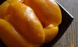 Срезать корки с апельсинов