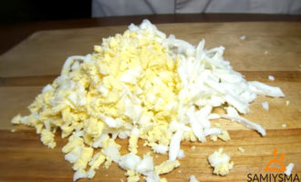 Измельчить яйца на салат