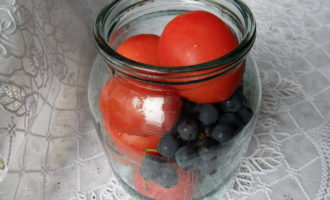 Виноград с помидорами маринованный