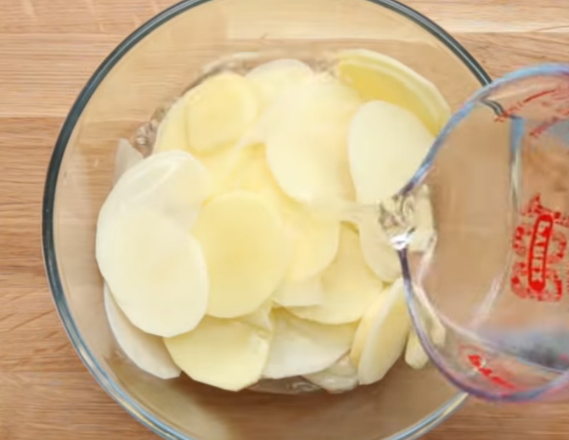 Картофель в чашке с водой