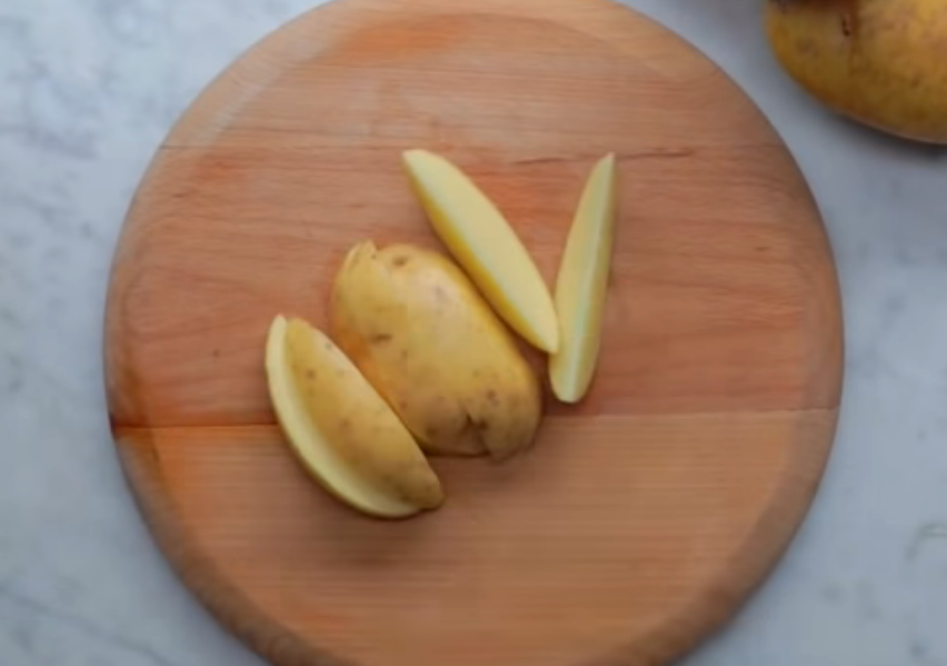 Нарезка картофеля на доске