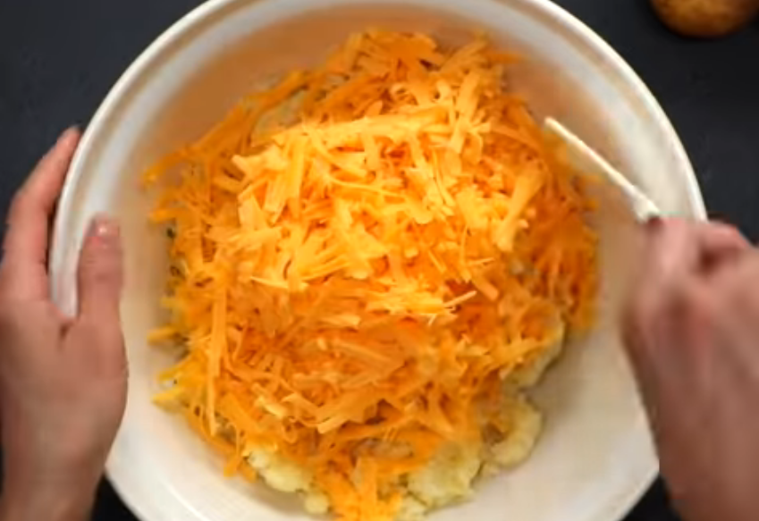 Сыр в чашке с картошкой