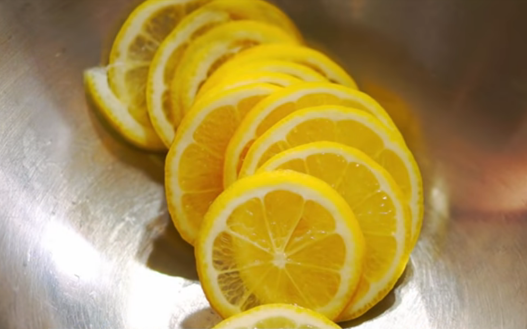 Лимоны в чашке