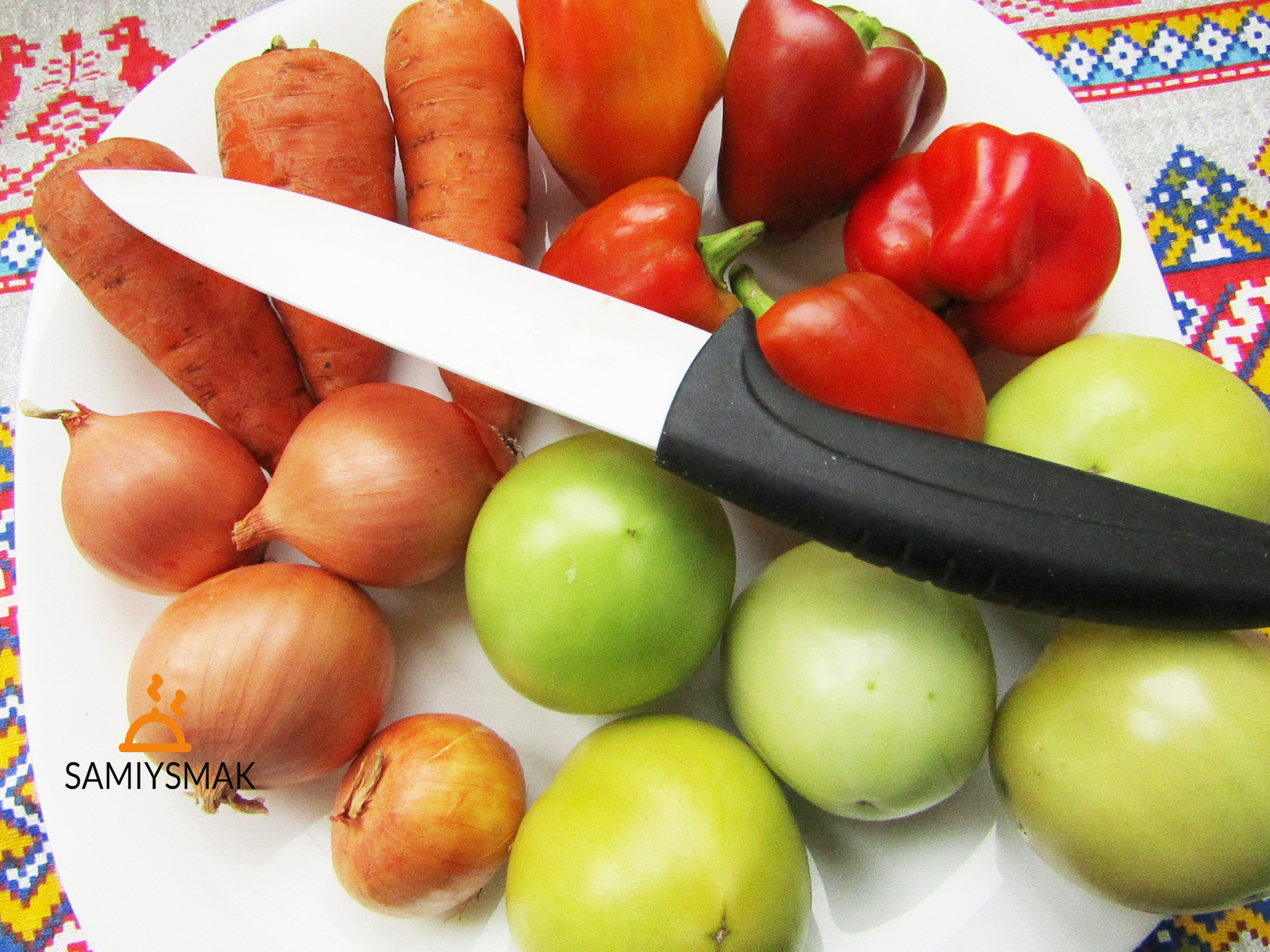 Нож и овощи