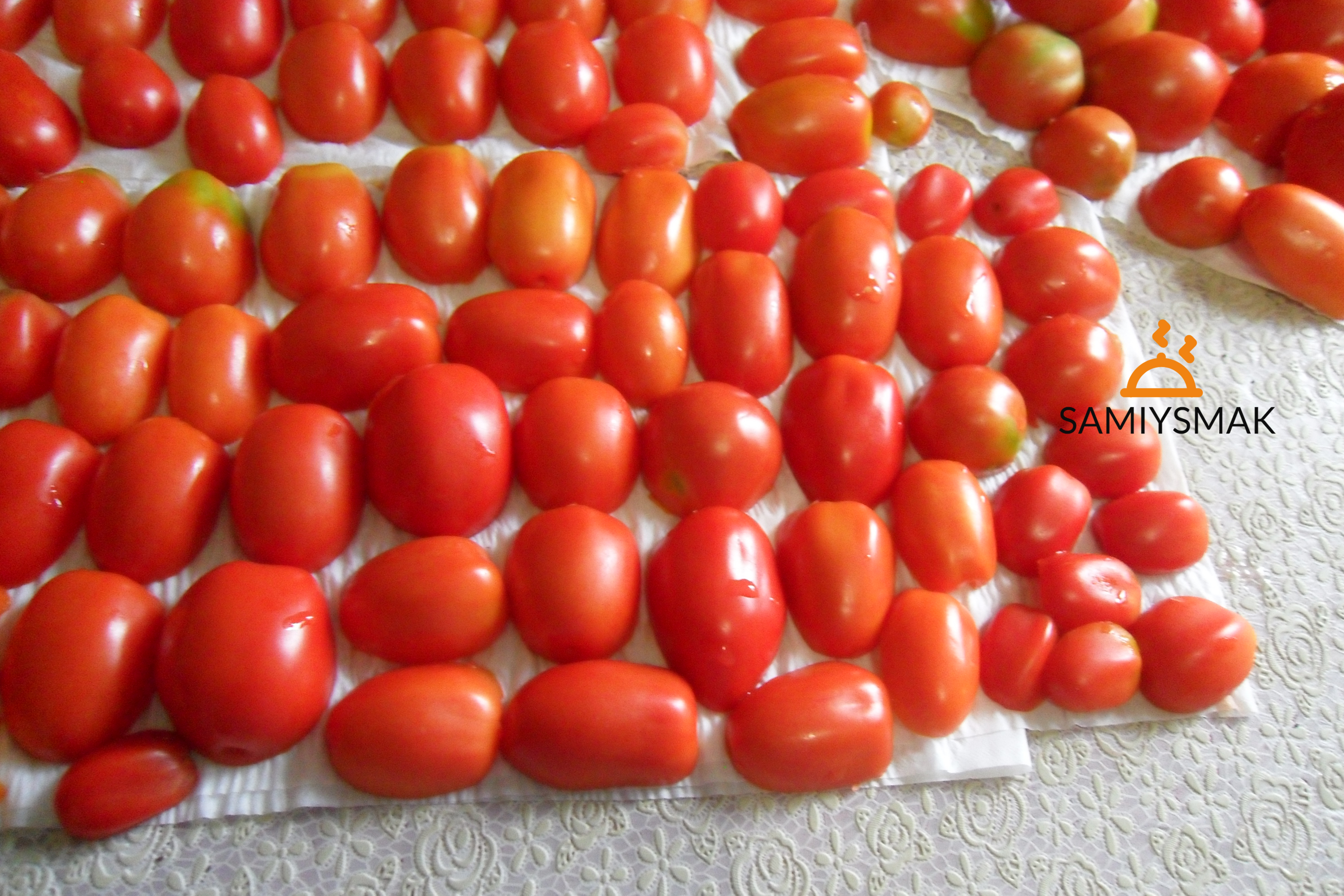 Половинки томатов на салфетке