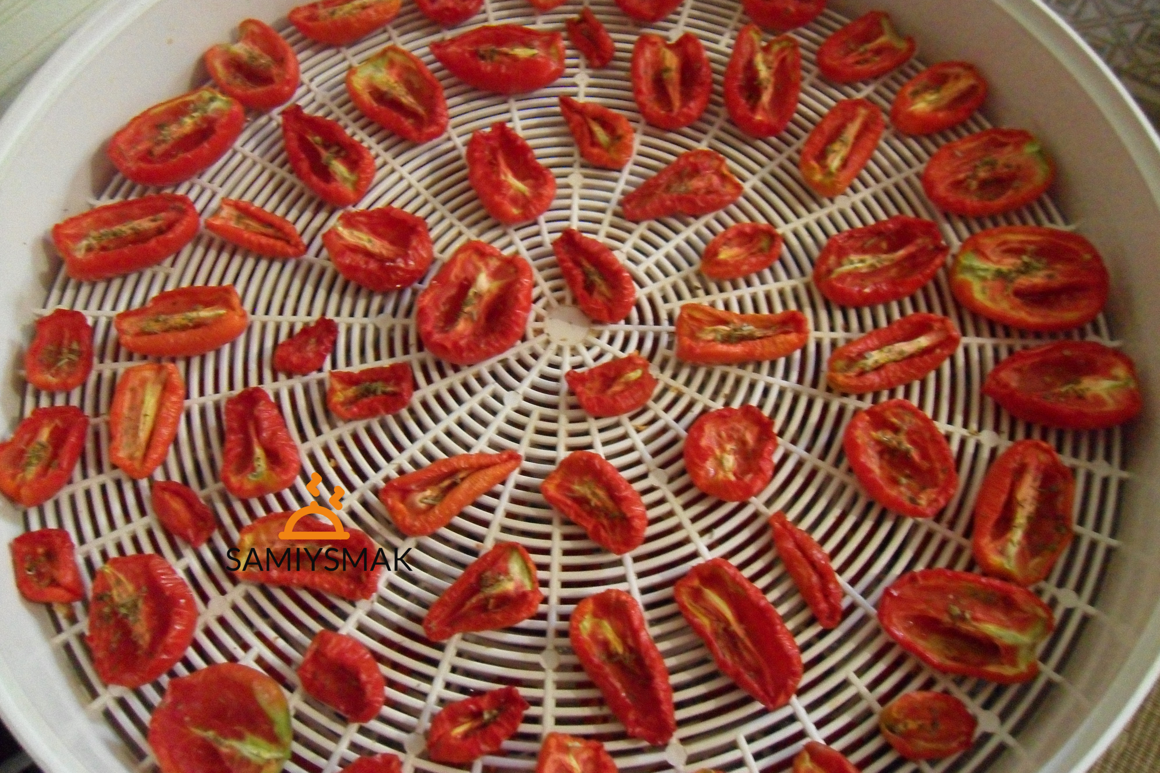 Вяленые томаты на сушилке