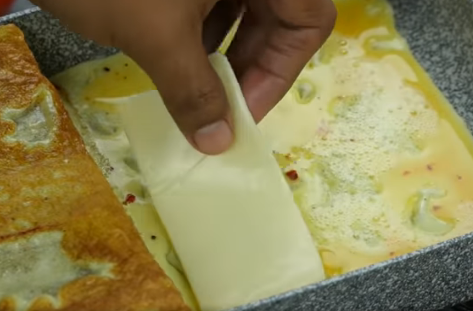 Плавленный сыр на омлете