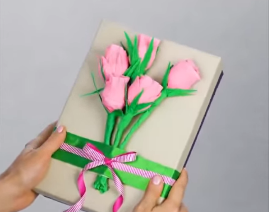 Коробка с цветами в руках
