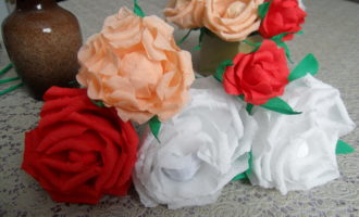 Розы из гофрированной бумаги с конфетами в подарок