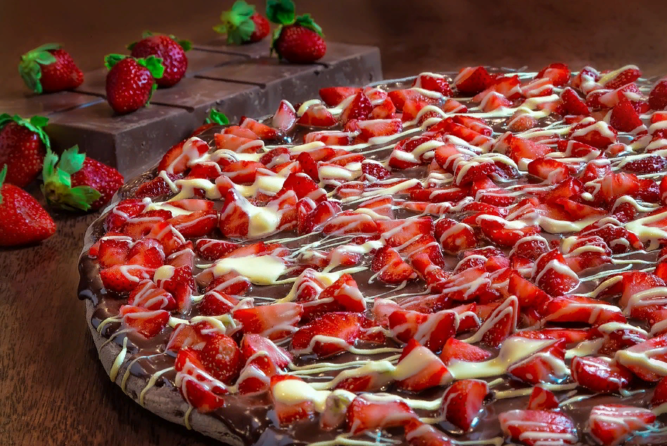 Десертная пицца с шоколадом