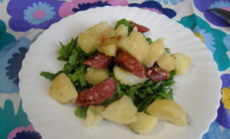 Жареная картошка с сосисками на сковороде с зеленью