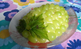 Салат в виде грозди винограда с курицей