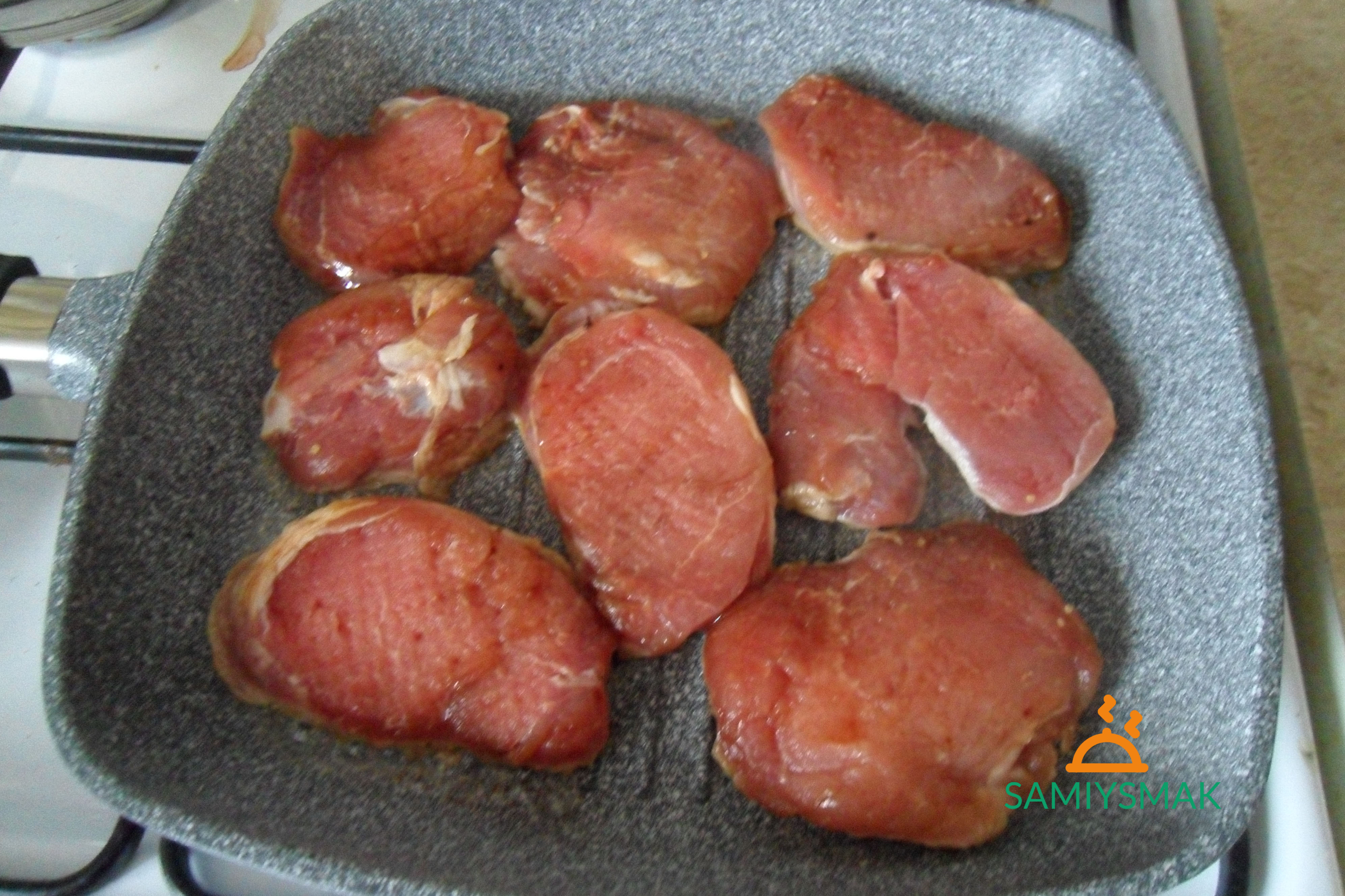 Свиные стейки на сковороде