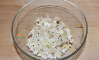 Рубленный лук в салат венок