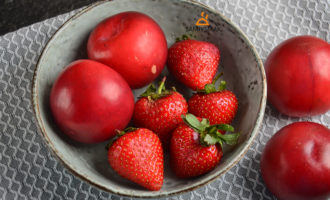 Чистые ягоды для клубничного компота